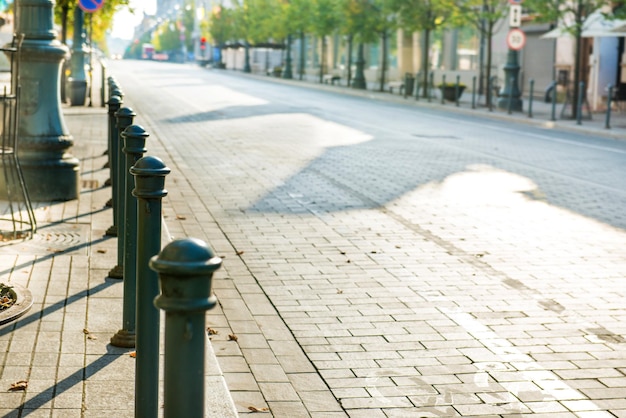 Stadtstraße mit leerer Straße und Morgenlicht in Europa Litauen Vilnius