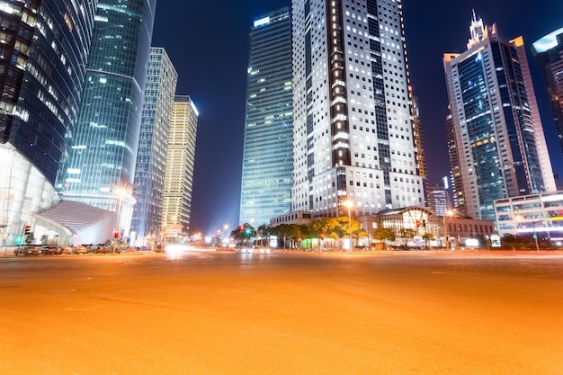 Stadtstraße mit modernen Bürogebäuden nachts in der Finanz- und Handelszone von Shanghai