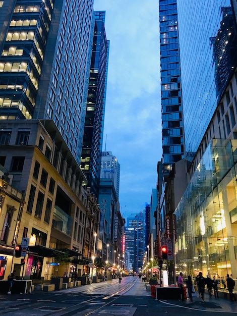 Stadtstraße und moderne Gebäude in der Dämmerung