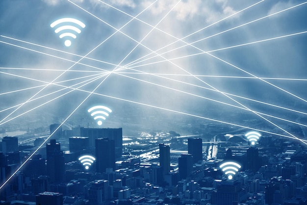 Stadtverbindung und Netzwerk mit Signalsymbol und Kommunikation mit Informationstechnologie, Zukunft und Website. Stadtgebäude und Verbindung mit Daten, digital und futuristisch mit Innovation