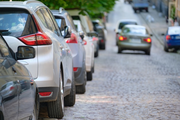 Stadtverkehr mit geparkten Autos auf der Straßenseite.