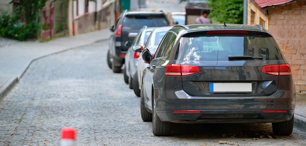 Stadtverkehr mit geparkten Autos auf der Straßenseite.