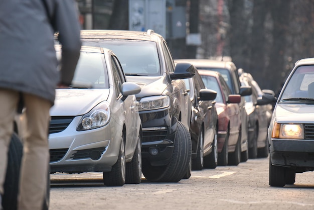 Stadtverkehr mit geparkten Autos auf der Straßenseite