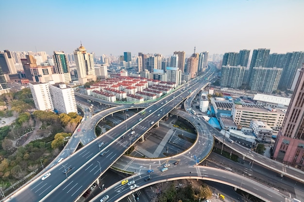 Stadtverkehrskonzept Shanghai City Intercity am Morgen