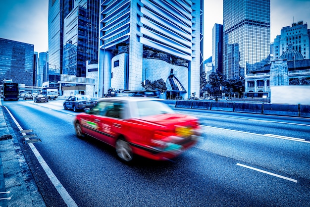 Städte, moderne Gebäude und Straßen, laufende Autos