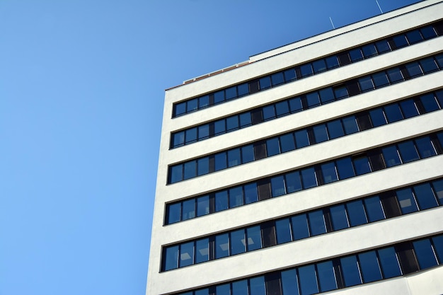 Städtische abstrakte Fensterwand eines Bürogebäudes Detailaufnahme eines modernen Geschäftsgebäudes in der Stadt