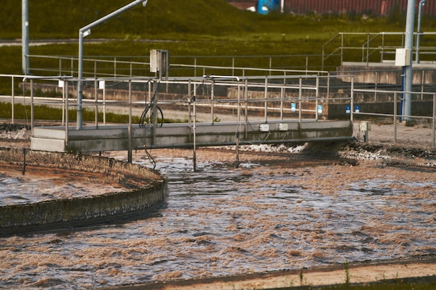 Städtische Abwasserfiltration und -reinigung. Moderne Wasseraufbereitungs- und Bioenergieanlage. Abwasserstation. Belüftung von flüssigen Abfällen