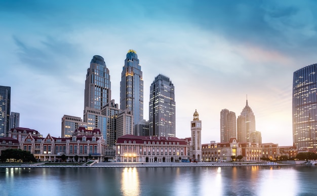 Städtische Architekturlandschaft auf beiden Seiten des Flusses Haihe in Tianjin