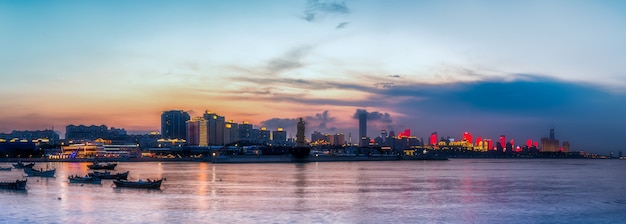 Städtische Architekturlandschaftsskyline nach Qingdao-Küstenlinie