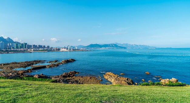 Städtische Architekturlandschaftsskyline nach Qingdao-Küstenlinie