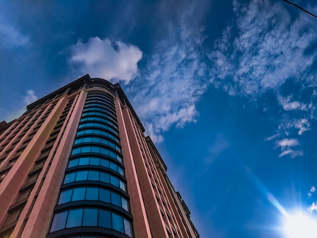 Städtische Landschaft mit mehrstöckigen modernen Wolkenkratzer gegen bewölkten blauen Himmel Business Center