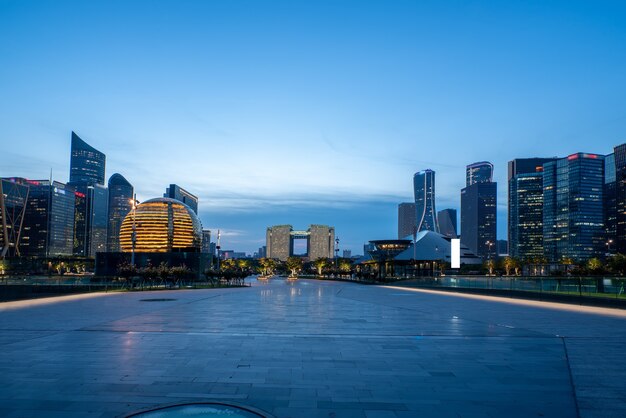 Städtische Nachtlandschaft und CBD-Architekturlandschaft