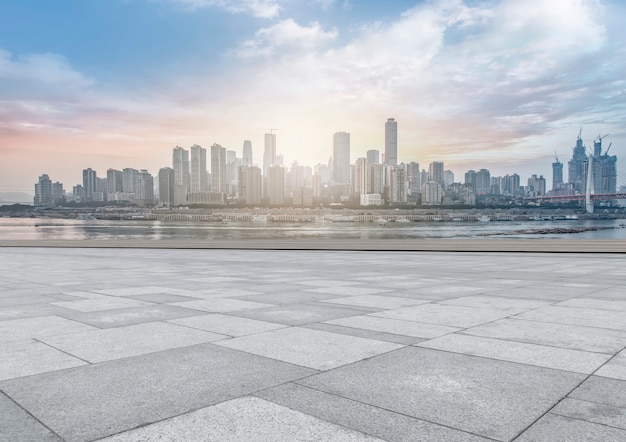 Städtische quadratische Straße und Skyline der Architekturlandschaft