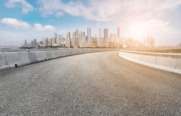 Städtische quadratische straße und skyline der architekturlandschaft