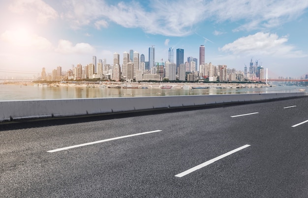 Städtische quadratische straße und skyline der architekturlandschaft