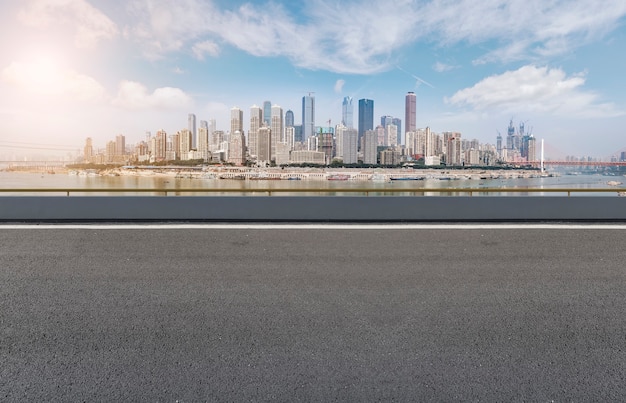 Städtische quadratische Straße und Skyline der Architekturlandschaft