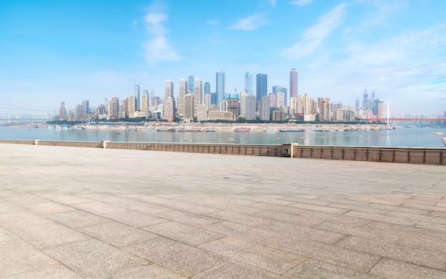 Städtische quadratische Straße und Skyline der Architekturlandschaft