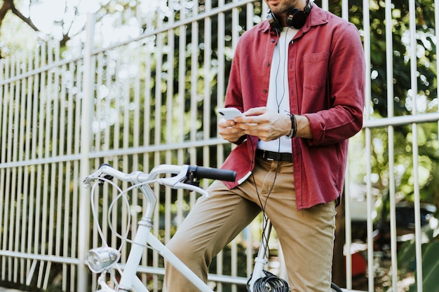 Städtischer Radfahrer, der Musik hört