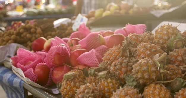 Stände mit sortierten frischen exotischen Früchten gelegen auf Straßenmarkt am sonnigen Tag in der Stadt