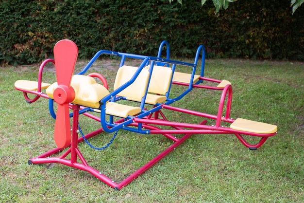 Stahl Kinderspielzeugflugzeug auf dem Spielplatz