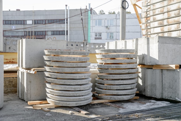 Stahlbetonelement des Brunnenrings zum Einbau eines Schachtdeckels