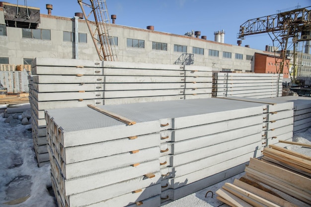 Stahlbetonfahrbahnplatten in der Lagerhalle des Stahlbetonwerkes