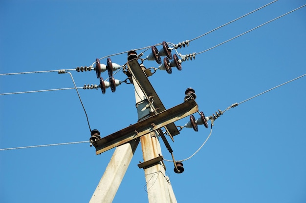 Stahlbetonsäule mit elektrischen Drähten