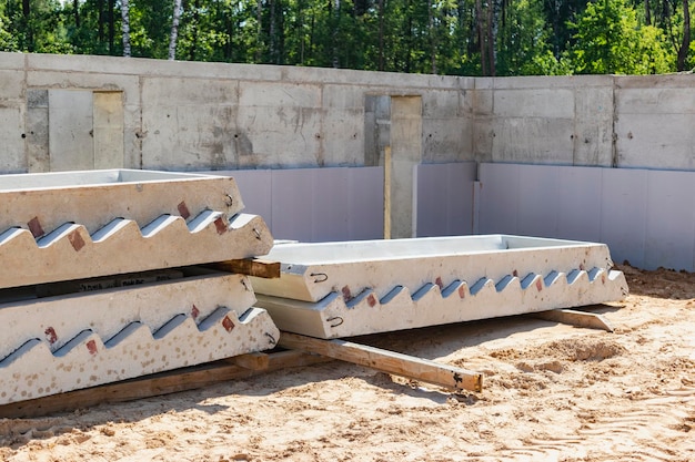 Stahlbetonstufen für den Treppenbau in Wohn- und Industriebauten werden auf der Baustelle gelagert Stahlbetonbauprodukte und Konstruktionen