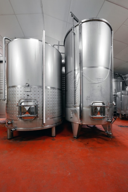 Stahlfässer zur Gärung von Wein in der Winzerfabrik