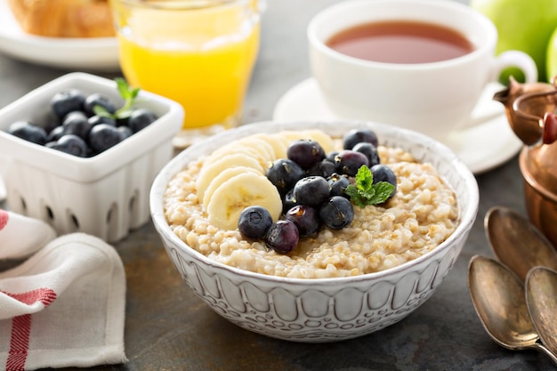 Stahlgeschnittene Haferbrei mit Bananen und Blaubeeren