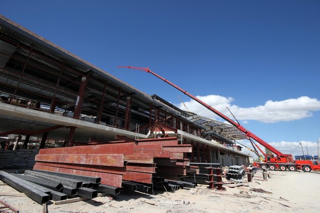 Stahlrahmen eines neuen Fabrikgebäudes im Bau