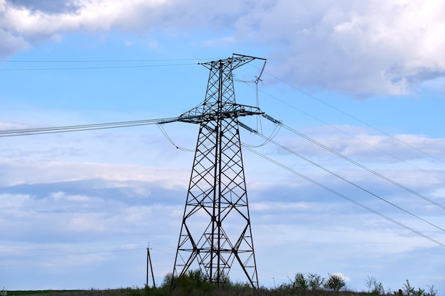 Stahlsäule mit Hochspannungsleitungen, die elektrische Energie über Kabeldrähte auf lange Distanz liefern