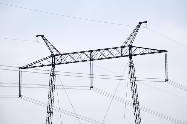 Stahlsäule mit Hochspannungsleitungen, die elektrische Energie über Kabeldrähte auf lange Distanz liefern