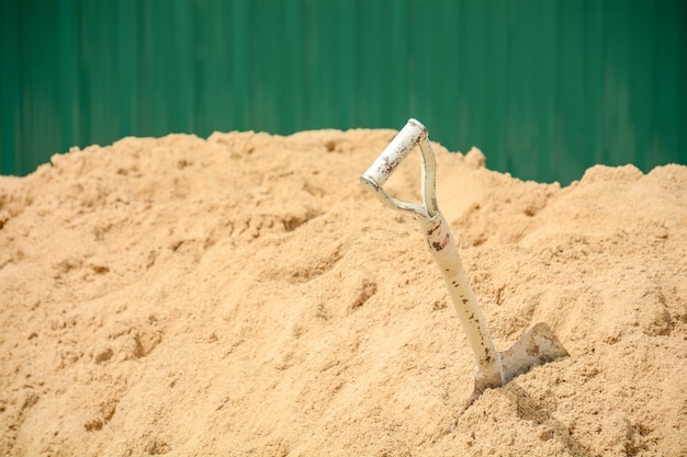 Stahlschaufel am Sandstapel