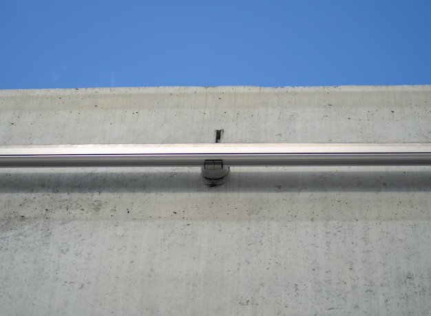 Stahlschiene für Einschienenbahn und blauer Himmel