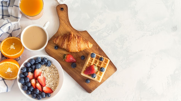 Stahlschnitt-Hafermehlbrei mit frischen Beeren und Tasse Kaffee zum Frühstück. copyspace