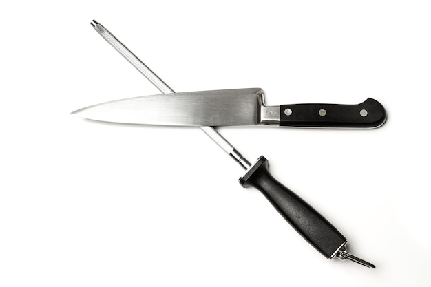 Stahlspitzer und ein Küchenmesser lokalisiert auf einem weißen Hintergrund