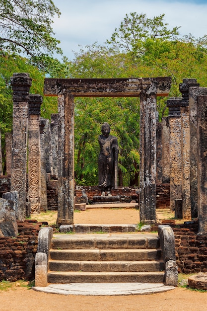 Stainding estatua de buda en ruinas antiguas polonnaruwa sri lanka