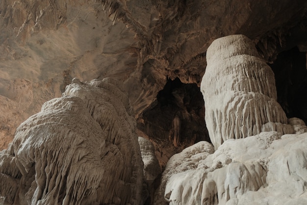 Stalagmite in der Höhle. Mae Usu Höhle Thailand