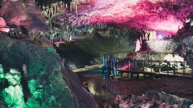 Stalagmiten und Stalagmitenhöhlen