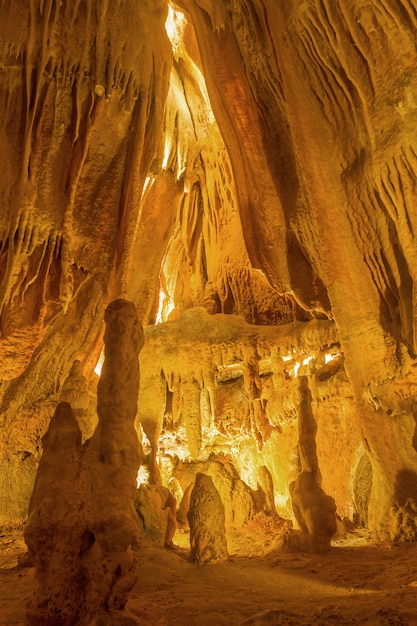 Stalaktiten in einer Tunnelhöhle Grutas da Moeda.