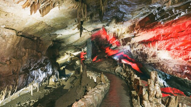 Stalaktiten und Stalagmiten Höhle