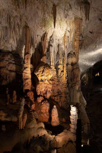 Stalaktiten und Stalagmiten