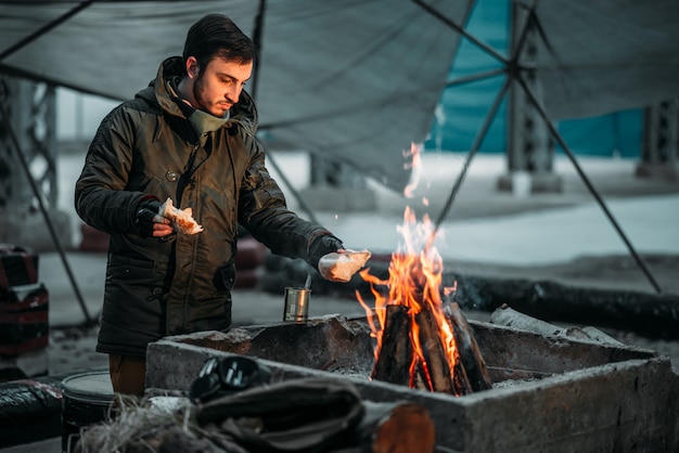 Stalker kocht Essen in Flammen