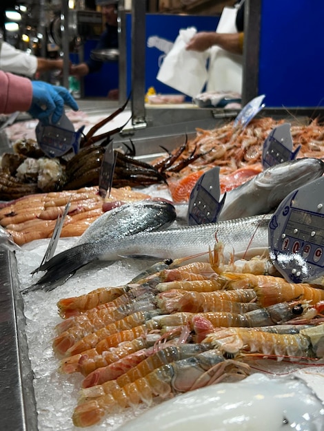 Foto stall de mercado no mercado de peixe espanhol contadores com peixe fresco