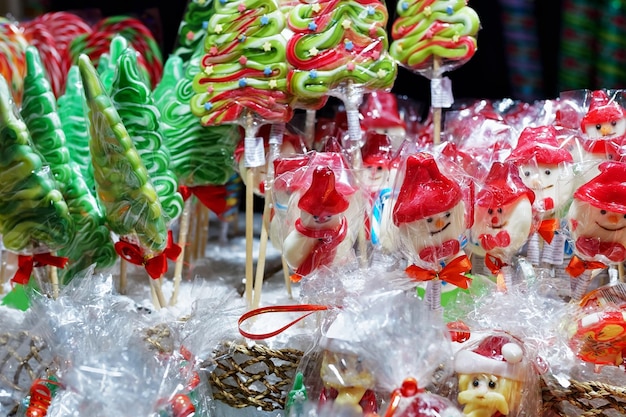 Stall mit traditionellen bunten und festlichen Süßigkeiten auf dem Weihnachtsmarkt in Vilnius in Litauen. Süßigkeiten sind auf solchen Märkten sehr beliebt