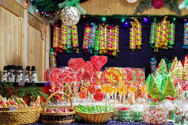 Stall mit traditionellen bunten und festlichen Süßigkeiten auf dem Weihnachtsmarkt in Vilnius, Litauen. Süßigkeiten sind auf solchen Märkten sehr beliebt