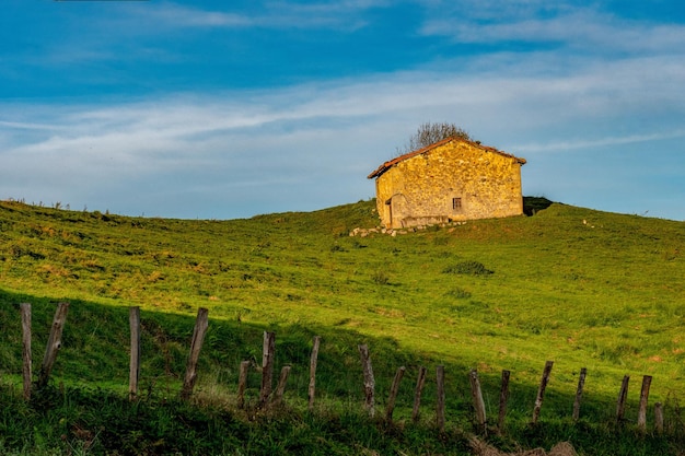 Stall und Heuhaufen sind beide Einrichtungen von großer Bedeutung für das traditionelle asturische Wohnen