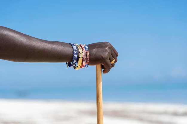 Stammes-Masai-Hand mit einem farbenfrohen Armband, Nahaufnahme Sansibar, Tansania, Afrika