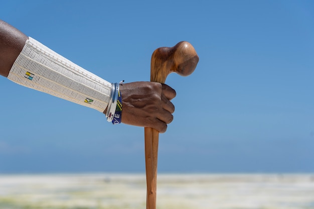Stammes-Massai-Hand mit einem bunten Armband, Nahaufnahme. Sansibar, Tansania, Afrika